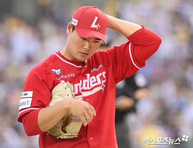 12일 오후 서울 송파구 잠실야구장에서 열린 '2025 신한 SOL Bank KBO리그' SSG 랜더스와 LG 트윈스의 경기, 3회말 SSG 선발 전영준이 마운드를 내려오고 있다. 엑스포츠뉴스 DB