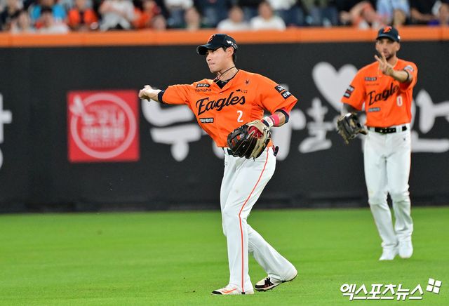 한화 이글스 내야수 심우준이 25일 서울 잠실야구장에서 열린 2025 신한 SOL Bank KBO리그 두산과의 팀 간 16차전에서 2회말 수비 실책을 기록했다. 사진 엑스포츠뉴스 DB