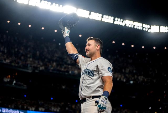 시애틀 매리너스 포수 칼 롤리가 25일(한국시간) 미국 워싱턴주 시애틀의 T모바일 파크에서 열린 2025 미국 메이저리그(MLB) 콜로라도 로키스와의 홈경기에 2번타자 겸 포수로 선발 출전해 시즌 59호, 60호 홈런을 쏘아 올렸다. 이로써 MLB 역사상 단일 시즌 60홈런을 친 7번째 타자가 됐다. Imagn Images 연합뉴스