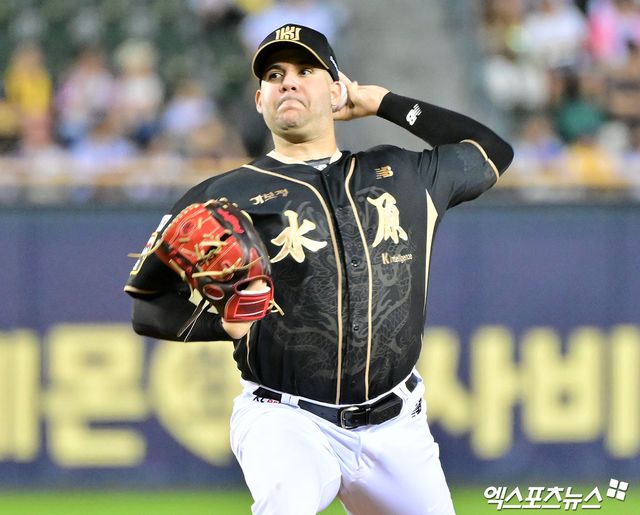 11일 오후 서울 송파구 잠실야구장에서 열린 '2025 신한 SOL Bank KBO리그' KT 위즈와 LG 트윈스의 경기, 3회말 KT 선발투수 헤이수스가 공을 힘차게 던지고 있다. 엑스포츠뉴스 DB