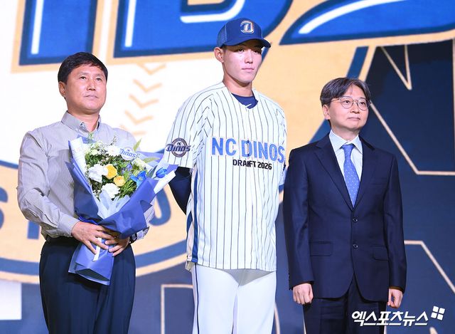 지난 17일 오후 서울 송파구 롯데호텔 월드에서 열린 '2026 KBO 신인 드래프트'에 참석한 NC 다이노스에서 신재인(유신고)이 1라운드 2순위로 지명된 뒤 기념 촬영을 하고 있다. 엑스포츠뉴스 DB