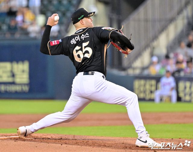 11일 오후 서울 송파구 잠실야구장에서 열린 '2025 신한 SOL Bank KBO리그' KT 위즈와 LG 트윈스의 경기, 1회말 KT 선발투수 헤이수스가 공을 힘차게 던지고 있다. 엑스포츠뉴스 DB