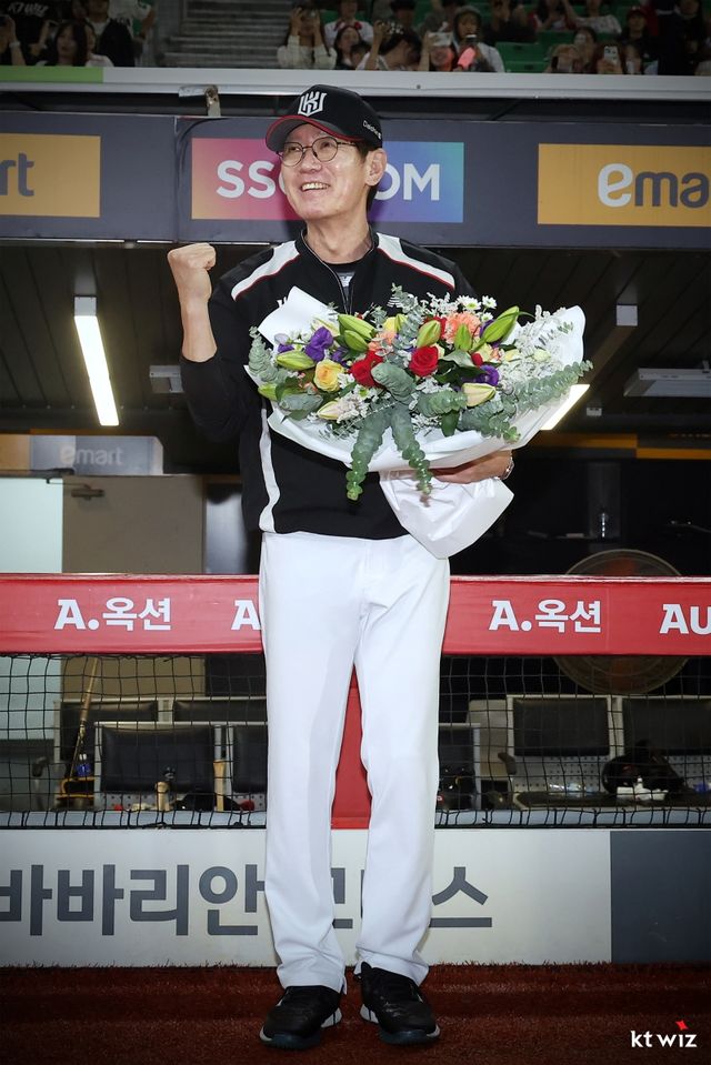 25일 오후 인천SSG랜더스필드에서 열린 '2025 신한 SOL Bank KBO리그' KT 위즈와 SSG 랜더스의 경기, KT가 10:1로 승리하면서 4연승을 질주했다. 경기 후 이강철 KT 감독이 통산 1000경기 기념 꽃다발을 받고 있다. KT 위즈