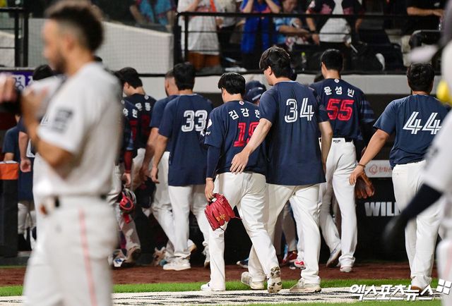 김태형 감독이 이끄는 롯데 자이언츠가 지난 24일 대구 삼성 라이온즈전 패배로 7위까지 추락했다. 사진 엑스포츠뉴스 DB