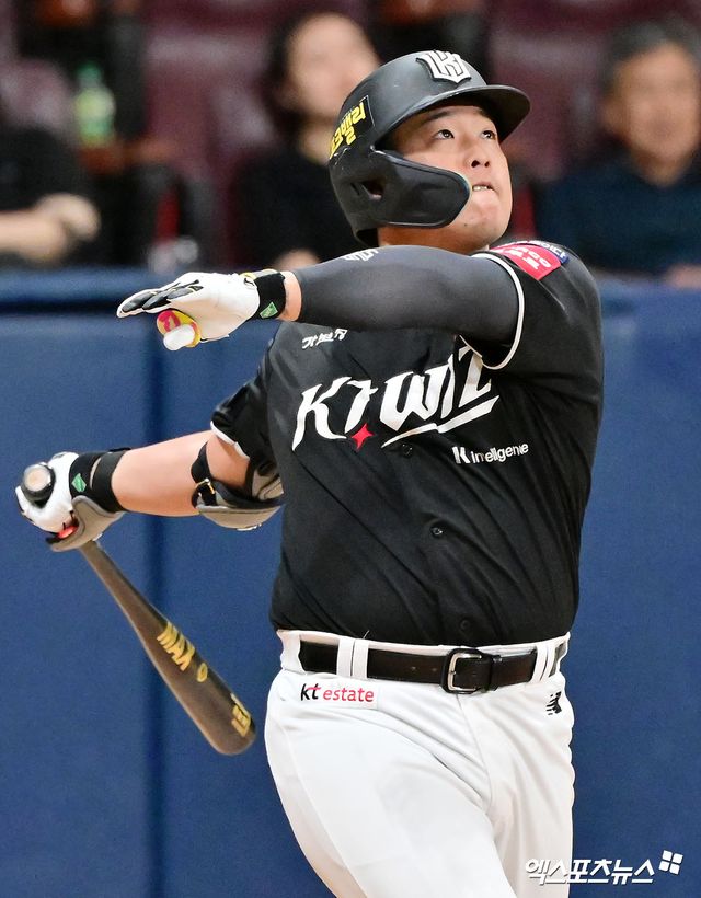 17일 오후 서울 구로구 고척스카이돔에서 열린 '2025 신한 SOL Bank KBO리그' KT 위즈와 키움 히어로즈의 경기, 6회초 1사 1루 KT 강백호가 타격을 하고 있다. 결과는 우익수 플라이 아웃. 엑스포츠뉴스 DB