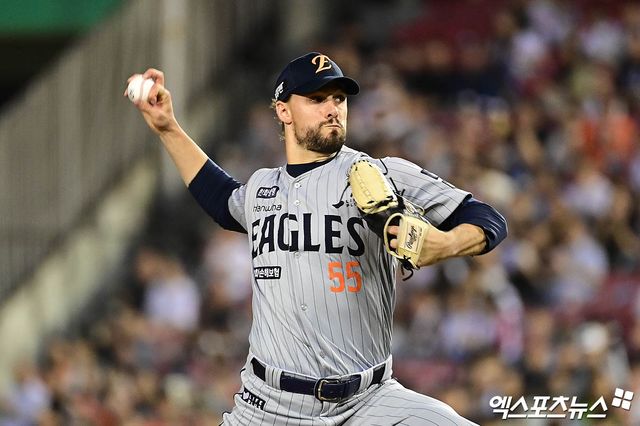한화 이글스 외국인 투수 라이언 와이스가 25일 서울 잠실야구장에서 열린 2025 신한 SOL Bank KBO리그 두산 베어스와의 팀 간 16차전에 선발등판,&nbsp;4⅓이닝 6실점 4자책으로 패전투수가 됐다. 사진 박지영 기자