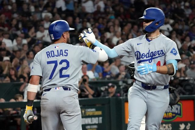 25일 미국 애리조나주 피닉스의 체이스필드에서 열린 2025 미국 메이저리그(MLB) LA 다저스와 애리조나 다이아몬드백스의 경기, 4회초 1사 1루 다저스 앤디 파헤스가 투런 홈런을 날린 뒤 팀 동료 미겔 로하스와 기쁨을 나누고 있다. Imagn Images 연합뉴스