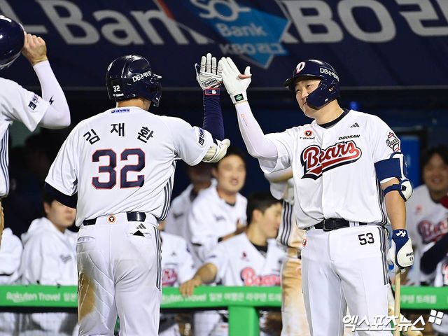 두산 베어스 베테랑 타자 김재환(왼쪽)이 25일 서울 잠실야구장에서 열린 2025 신한 SOL Bank KBO리그 한화 이글스와의 팀 간 16차전에서 홈런포를 가동, 팀 승리를 이끌었다. 사진 박지영 기자