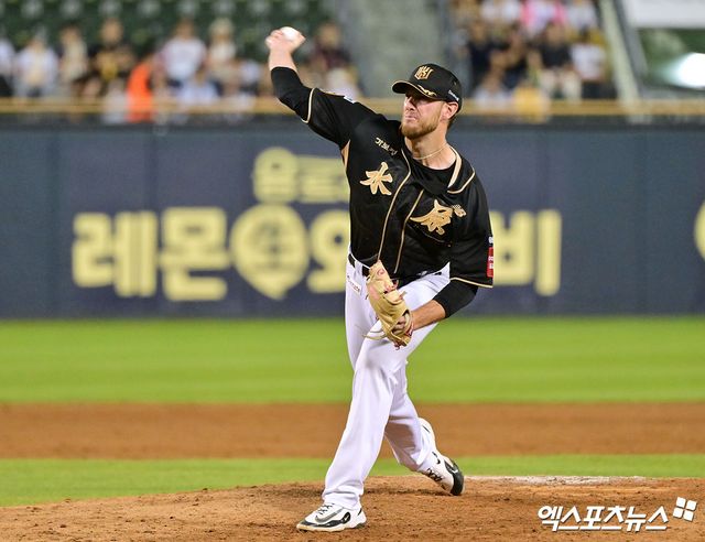 11일 오후 서울 송파구 잠실야구장에서 열린 '2025 신한 SOL Bank KBO리그' KT 위즈와 LG 트윈스의 경기, 8회말 무사 1루 KT 패트릭이 공을 힘차게 던지고 있다. 엑스포츠뉴스 DB