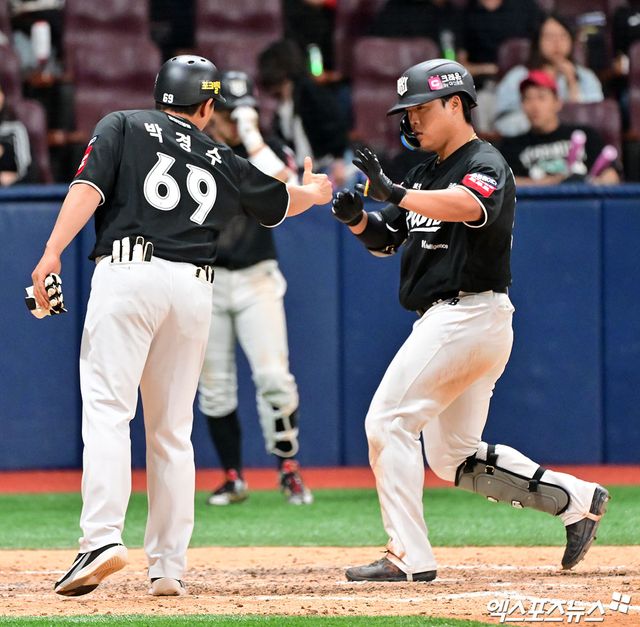 24일 오후 서울 구로구 고척스카이돔에서 열린 '2025 신한 SOL Bank KBO리그' KT 위즈와 키움 히어로즈의 경기, 7회초 KT 강백호가 솔로 홈런을 날린 후 박경수 코치와 하이파이브를 하고 있다. 엑스포츠뉴스 DB