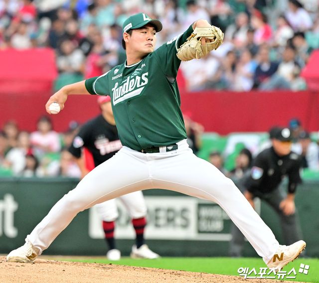 21일 오후 인천SSG랜더스필드에서 열린 '2025 신한 SOL Bank KBO리그' KIA 타이거즈와 SSG 랜더스의 경기, 6회초 무사 1,2루 SSG 전영준이 공을 힘차게 던지고 있다. 엑스포츠뉴스 DB