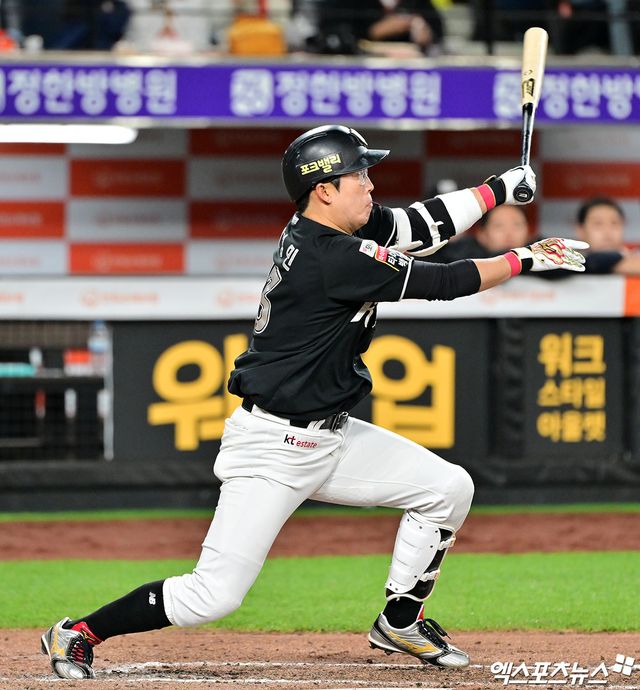 25일 오후 대전 한화생명 볼파크에서 열린 '2025 신한 SOL Bank KBO리그' KT 위즈와 한화 이글스의 경기, 8회초 1사 KT 허경민이 좌전안타를 날리고 있다. 엑스포츠뉴스 DB