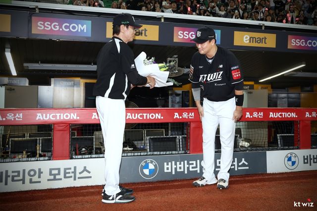 25일 오후 인천SSG랜더스필드에서 열린 '2025 신한 SOL Bank KBO리그' KT 위즈와 SSG 랜더스의 경기, KT가 10:1로 승리하면서 4연승을 질주했다. 경기 후 이강철 KT 감독이 통산 1000경기 기념 꽃다발을 받고 있다. KT 위즈