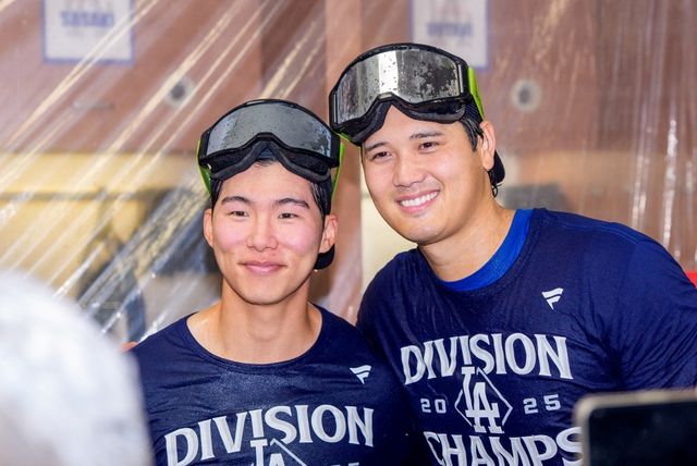 26일 미국 애리조나주 피닉스의 체이스필드에서 열린 2025 미국 메이저리그(MLB) LA 다저스와 애리조나 다이아몬드백스의 경기, 다저스가 8:0으로 승리하면서 내셔널리그 서부지구 우승을 확정했다. 경기 후 김혜성(왼쪽), 오타니 쇼헤이(오른쪽)가 함께 사진을 찍고 있다. Imagn Images 연합뉴스