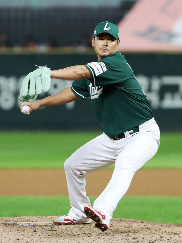 26일 오후 인천SSG랜더스필드에서 열린 '2025 신한 SOL Bank KBO리그' KT 위즈와 SSG 랜더스의 경기, SSG 노경은이 공을 힘차게 던지고 있다. SSG 랜더스