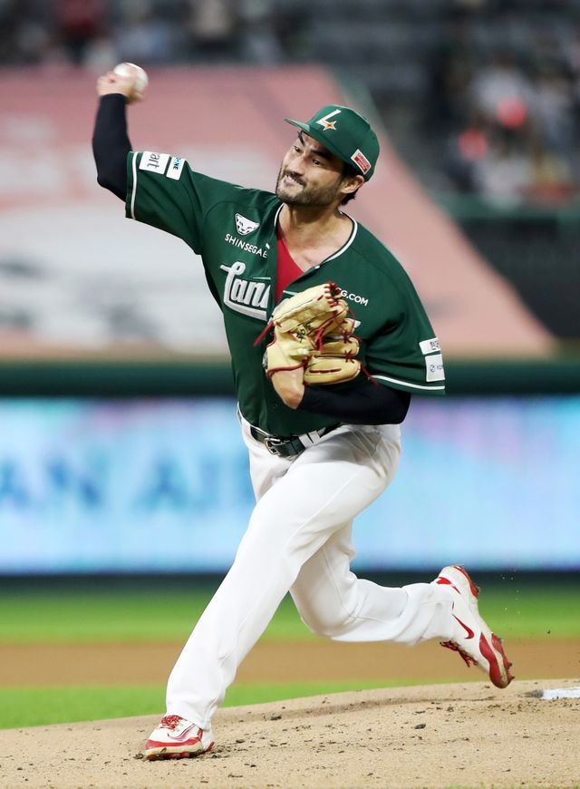 26일 오후 인천SSG랜더스필드에서 열린 '2025 신한 SOL Bank KBO리그' KT 위즈와 SSG 랜더스의 경기, SSG 선발 미치 화이트가 공을 힘차게 던지고 있다. SSG 랜더스