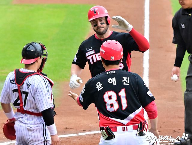 13일 오후 서울 송파구 잠실야구장에서 열린 '2025 신한 SOL Bank KBO리그' KIA 타이거즈와 LG 트윈스의 경기, 2회초1사 KIA 위즈덤이 솔로 홈런을 날린 후 그라운드를 돌고 있다. 엑스포츠뉴스 DB