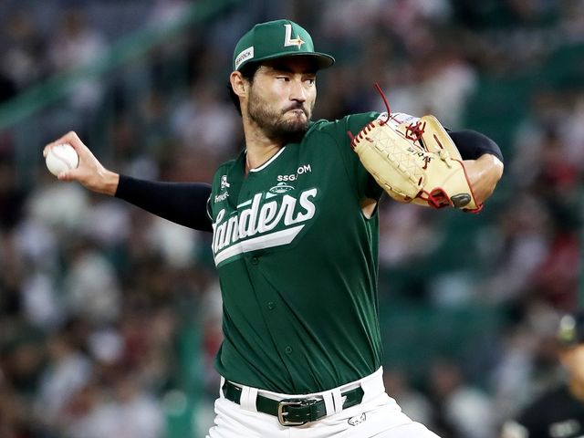 26일 오후 인천SSG랜더스필드에서 열린 '2025 신한 SOL Bank KBO리그' KT 위즈와 SSG 랜더스의 경기, SSG 선발 미치 화이트가 공을 힘차게 던지고 있다. SSG 랜더스