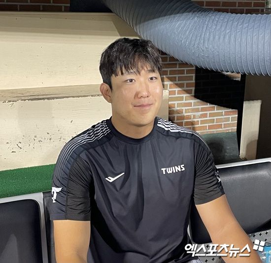 25일 울산 문수야구장에서 열린 2025 신한 SOL Bank KBO리그 롯데 자이언츠와 원정경기에 선발 등판해 7이닝 2피안타 1볼넷 7탈삼진 무실점 완벽투로 팀을 승리로 이끈 LG 트윈스 손주영이 경기 후 취재진과 인터뷰에 응하고 있다. 엑스포츠뉴스 울산, 김유민 기자