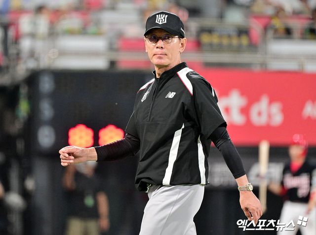 21일 오후 수원KT위즈파크에서 열린 '2025 신한 SOL Bank KBO리그' KIA 타이거즈와 KT 위즈의 경기, 5회초 2사 2,3루 KT 이강철 감독이 마운드를 방문한 후 더그아웃으로 향하고 있다. 엑스포츠뉴스 DB