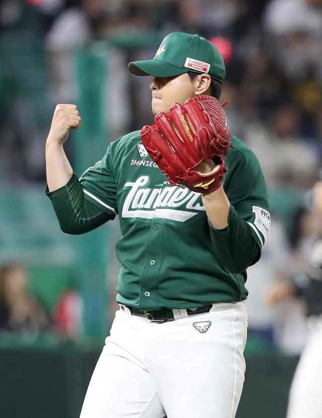 26일 오후 인천SSG랜더스필드에서 열린 '2025 신한 SOL Bank KBO리그' KT 위즈와 SSG 랜더스의 경기, SSG가 5:2로 승리하면서 3위를 지켰다. 경기가 끝난 뒤 SSG 김민이 주먹을 불끈 쥐고 있다. SSG 랜더스