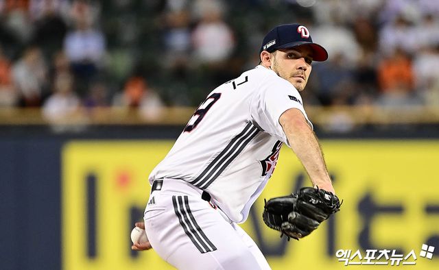 두산 베어스 에이스 잭 로그가 25일 서울 잠실야구장에서 열린 2025 신한 SOL Bank KBO리그 한화 이글스와의 팀 간 16차전에 선발등판, 8이닝 4피안타 1볼넷 9탈삼진 무실점으로 승리투수가 됐다. 사진 박지영 기자