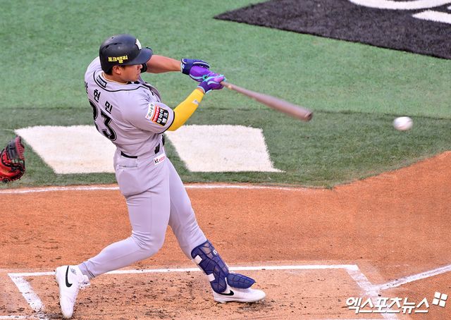 21일 오후 수원KT위즈파크에서 열린 '2025 신한 SOL Bank KBO리그' KIA 타이거즈와 KT 위즈의 경기, 1회말 1사 1루 KT 안현민이 우전안타를 날리고 있다. 엑스포츠뉴스 DB