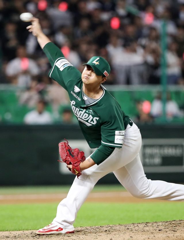 26일 오후 인천SSG랜더스필드에서 열린 '2025 신한 SOL Bank KBO리그' KT 위즈와 SSG 랜더스의 경기, 9회초 2사 만루 SSG 김민이 공을 힘차게 던지고 있다. SSG 랜더스