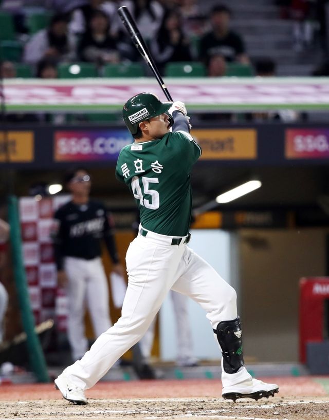 26일 오후 인천SSG랜더스필드에서 열린 '2025 신한 SOL Bank KBO리그' KT 위즈와 SSG 랜더스의 경기, 3회말 무사 SSG 류효승이 1점 홈런을 날리고 있다. SSG 랜더스