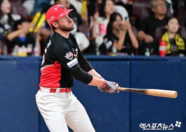 24일 오후 서울 구로구 고척스카이돔에서 열린 '2025 신한 SOL Bank KBO리그' KIA 타이거즈와 키움 히어로즈의 경기, 9회초 1사 KIA 위즈덤이 타격을 하고 있다. 결과는 중견수 플라이 아웃. 엑스포츠뉴스 DB