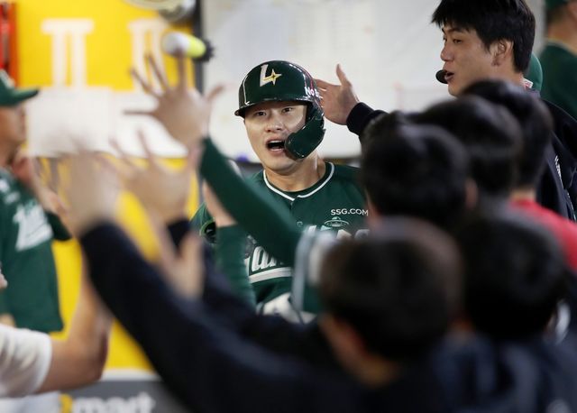 26일 오후 인천SSG랜더스필드에서 열린 '2025 신한 SOL Bank KBO리그' KT 위즈와 SSG 랜더스의 경기, 3회말 무사 SSG 류효승이 1점 홈런을 날린 뒤 동료들과 기쁨을 나누고 있다. SSG 랜더스