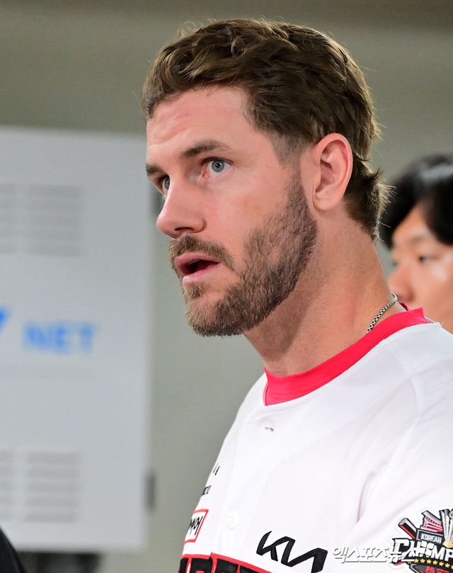 10일 오후 광주기아챔피언스필드에서 열린 '2025 신한 SOL Bank KBO리그' 삼성 라이온즈와 KIA 타이거즈의 경기, KIA 위즈덤이 경기를 지켜보고 있다. 엑스포츠뉴스 DB