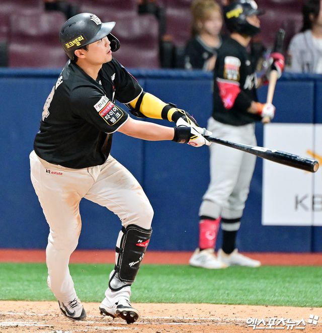 23일 오후 서울 구로구 고척스카이돔에서 열린 '2025 신한 SOL Bank KBO리그' KT 위즈와 키움 히어로즈의 경기, 6회초 2사 1,2루 KT 문상철이 2타점 2루타를 날리고 있다. 엑스포츠뉴스 DB