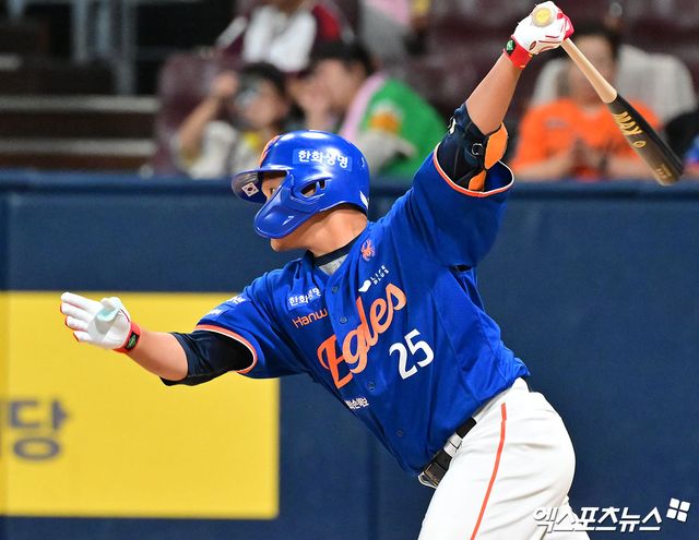 27일 오후 서울 구로구 고척스카이돔에서 열린 '2025 신한 SOL Bank KBO리그' 한화 이글스와 키움 히어로즈의 경기, 9회초 한화 김태연이 우전안타를 날리고 있다. 엑스포츠뉴스DB