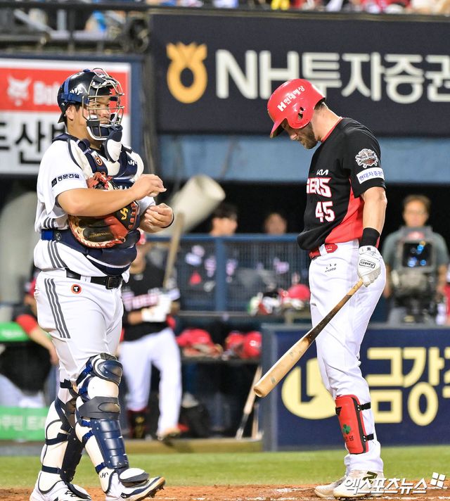 16일 오후 서울 송파구 잠실야구장에서 열린 '2025 신한 SOL Bank KBO리그' KIA 타이거즈와 두산 베어스의 경기, 7회초 1사 1루 KIA 위즈덤이 헛스윙 삼진을 당하고 있다. 엑스포츠뉴스 DB