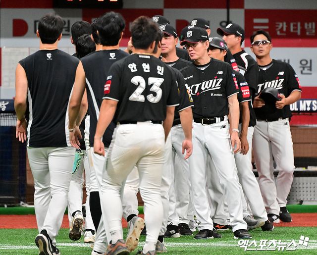 17일 오후 서울 구로구 고척스카이돔에서 열린 '2025 신한 SOL Bank KBO리그' KT 위즈와 키움 히어로즈의 경기, KT가 연장 10회에 나온 김민혁의 결승타에 힘입어 키움에 5:3으로 승리했다. 이날 경기에서 승리한 KT 이강철 감독이 선수들과 하이파이브를 하고 있다. 엑스포츠뉴스 DB