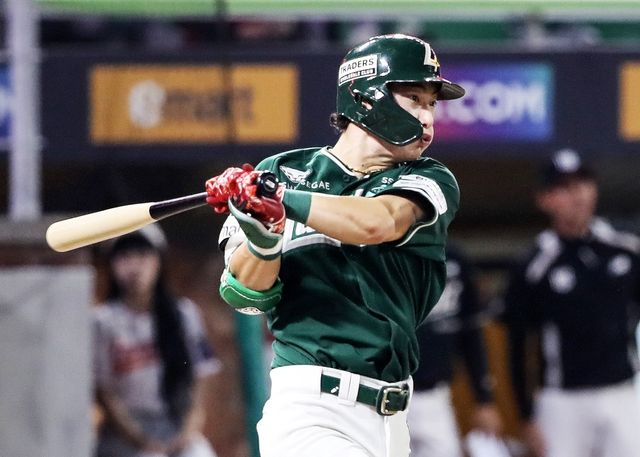 26일 오후 인천SSG랜더스필드에서 열린 '2025 신한 SOL Bank KBO리그' KT 위즈와 SSG 랜더스의 경기, 6회말 2사 3루 SSG 최지훈이 1타점 적시타를 날리고 있다. SSG 랜더스