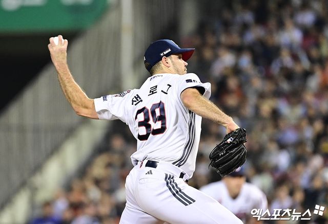 두산 베어스 에이스 잭 로그가 25일 서울 잠실야구장에서 열린 2025 신한 SOL Bank KBO리그 한화 이글스와의 팀 간 16차전에 선발등판, 8이닝 4피안타 1볼넷 9탈삼진 무실점으로 승리투수가 됐다. 사진 박지영 기자