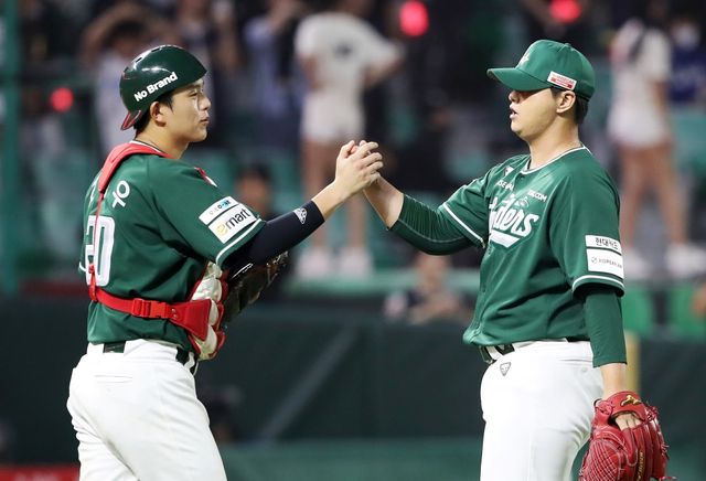 26일 오후 인천SSG랜더스필드에서 열린 '2025 신한 SOL Bank KBO리그' KT 위즈와 SSG 랜더스의 경기, SSG가 5:2로 승리하면서 3위를 지켰다. 경기가 끝난 뒤 SSG 김민이 포수 조형우와 기쁨을 나누고 있다. SSG 랜더스