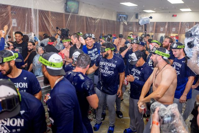 26일 미국 애리조나주 피닉스의 체이스필드에서 열린 2025 미국 메이저리그(MLB) LA 다저스와 애리조나 다이아몬드백스의 경기, 다저스가 8:0으로 승리하면서 내셔널리그 서부지구 우승을 확정했다. 경기 후 다저스 선수들이 샴페인 파티를 즐기고 있다. Imagn Images 연합뉴스