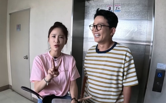 김준호와 김지민이 매니저를 위한 선물을 준비했다. 사진=유튜브 채널 '준호 지민'