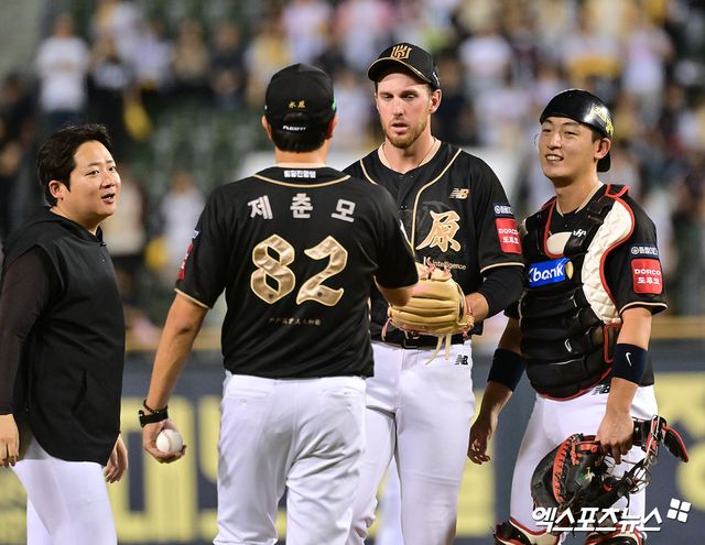 11일 오후 서울 송파구 잠실야구장에서 열린 '2025 신한 SOL Bank KBO리그' KT 위즈와 LG 트윈스의 경기, 9회말 2사 KT 패트릭이 마운드를 내려가고 있다. 엑스포츠뉴스 DB
