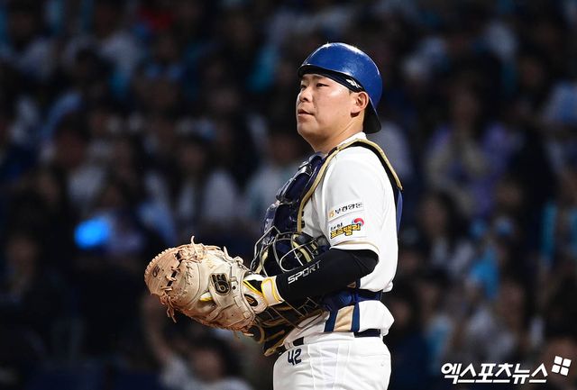 30일 오후 경상남도 창원NC파크에서 열린 '2025 신한 SOL Bank KBO리그' 한화 이글스와 NC 다이노스의 경기, 8회초 종료 후 NC 포수 김정호가 더그아웃으로 향하며 그라운드를 돌아보고 있다. 엑스포츠뉴스 DB