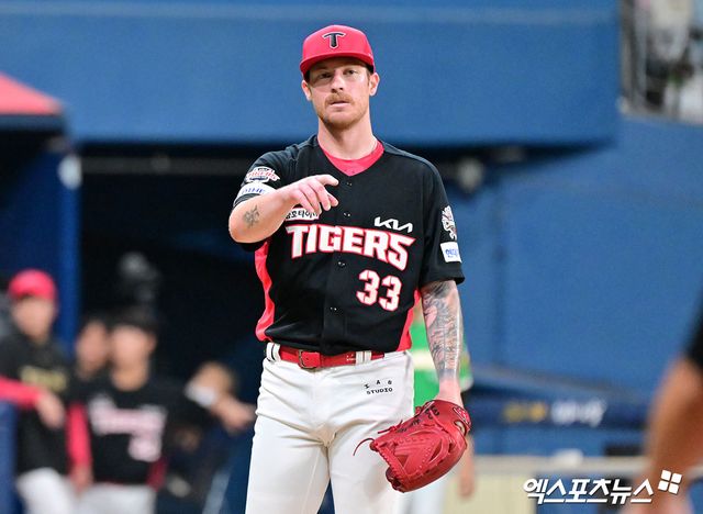 24일 오후 서울 구로구 고척스카이돔에서 열린 '2025 신한 SOL Bank KBO리그' KIA 타이거즈와 키움 히어로즈의 경기, 6회말 2사 1루 KIA 올러가 체크스윙 여부를 확인하고 있다. 엑스포츠뉴스 DB