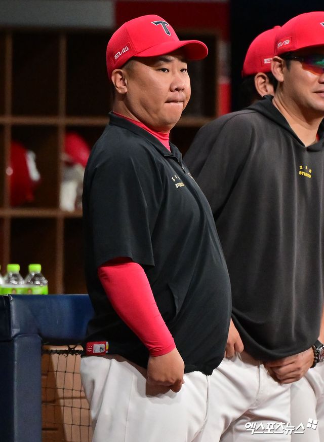 24일 오후 서울 구로구 고척스카이돔에서 열린 '2025 신한 SOL Bank KBO리그' KIA 타이거즈와 키움 히어로즈의 경기, 경기 전 KIA 이범호 감독이 국민의례를 위해 그라운드로 나와 있다. 엑스포츠뉴스 DB