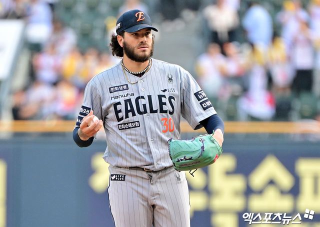 28일 오후 서울 송파구 잠실야구장에서 열린 '2025 신한 SOL Bank KBO리그' 한화 이글스와 LG 트윈스의 경기, 1회말 한화 선발투수 폰세가 공을 힘차게 던지고 있다. 엑스포츠뉴스DB