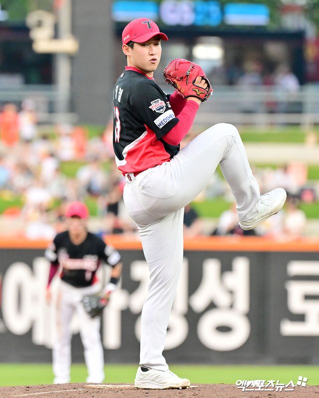 8일 오후 대전 한화생명 볼파크에서 열린 '2025 신한 SOL Bank KBO리그' KIA 타이거즈와 한화 이글스의 경기, 1회말 KIA 선발투수 윤영철이 공을 힘차게 던지고 있다. 엑스포츠뉴스 DB