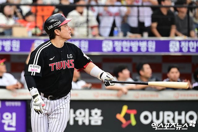 27일 대전 한화생명볼파크에서 열린 '2025 신한 SOL Bank KBO리그' LG 트윈스와 한화 이글스의 경기, 1회초 2사 2루 LG 박동원이 한화 선발투수 문동주 상대로 2점 홈런을 때려내고 있다. 대전, 박지영 기자