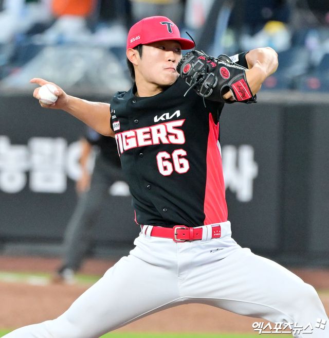 11일 오후 대전한화생명볼파크에서 열린 '2025 신한 SOL Bank KBO 퓨처스 올스타전' 남부리그와 북부리그의 경기, 5회말 남부 이도현이 공을 힘차게 던지고 있다. 엑스포츠뉴스 DB