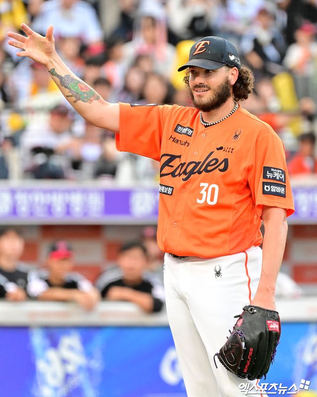 14일 오후 대전 한화생명 볼파크에서 열린 '2025 신한 SOL Bank KBO리그' LG 트윈스와 한화 이글스의 경기, 5회초 무사 1루 한화 폰세가 투구 준비를 하고 있다. 엑스포츠뉴스DB